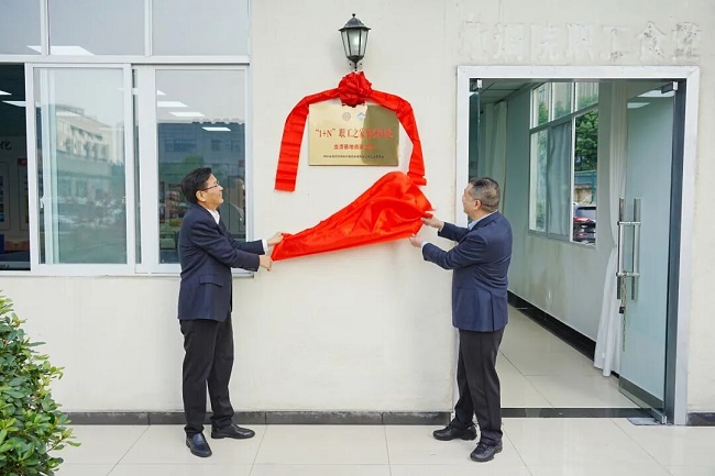 集團領導赴公司調研職工陣地建設情況 并為龍?zhí)痘亍百Y源之家”揭牌